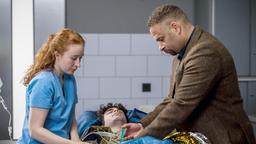 Sami (Ali Reza Ahmadi) ist stark unterkühlt und wird von Matteo (Mike Adler) und Assistenzärztin Tamar (Linda Kummer) an die Monitore angeschlossen. Tamar macht sich Sorgen: Wie schwer werden die Schäden sein, die