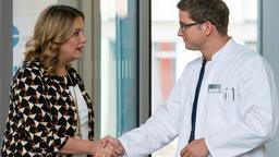 Sarah Marquardt (Alexa Maria Surholt) kommt für einen Termin mit Wolfgang Berger ins Klinikum und trifft zufällig auf Elias Bähr (Stefan Ruppe).