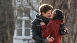 Die jungen Ärzte (21): Leyla (Sanam Afrashteh) und Ben Ahlbeck (Philipp Danne) küssen sich.