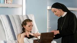 Schwester Agnes (Anja Lenßen) besucht Rosa (Janina Stopper) und bringt ihr ein paar persönliche Gegenstände mit, die ihr helfen sollen sich an ihr Leben zu erinnern. Bis jetzt allerdings ohne Erfolg.