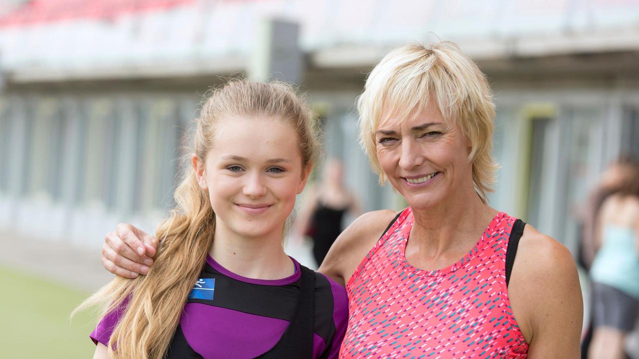 IN ALLER FREUNDSCHAFT: Selina Kleemann (Karlotta Kawalla) hat alles daran gesetzt ihr Idol  Heike Drechsler (Heike Drechsler, spielt sich selbst) zu treffen.