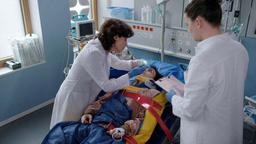 Sina Kilic (Zeynep Bozbay) kommt nach einem Verkehrsunfall ins Klinikum. Karin Patzelt (Marijam Agischewa) und Tom Zondek (Tilman Pörzgen) versuchen das zerschmetterte Bein zu retten.