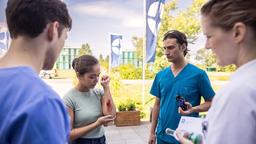 Sofia (Olivia Papoli-Barawati) kommt mit einer Schürfwunde zum JTK zurück, als Sie dort zufällig auf Ivo (Jakob D'Aprile), Florian (Lion Wasczyk) und Dr. Winter (Juliane Fisch) trifft und ihre Wunde prompt erklären muss.