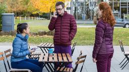 Sofia (Olivia Papoli-Barawati), Olli (Arne Kertész) und Tamar (Linda Kummer) nutzen die Pause an der Frischen Luft.