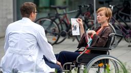 Sylvie (Caroline Junghanns) leidet unter starkem Schwitzen. Mit  Dr. Elias Bähr (Stefan Ruppe) spricht sie über Behandlungsmethoden.