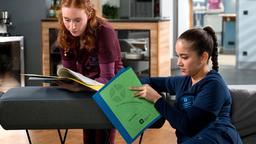 Tamar Hummel (Linda Kummer) und Sofia Galura (Olivia Papoli-Barawati) nutzen ihre Pause und lesen.