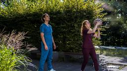 Tamar (Linda Kummer) und Ivo (Jakob D'Aprile) entspannen beim Basketball.