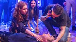 Tamar (Linda Kummer) und Olli (Arne Kertész) leisten bei Konstantin Gruber (Dennis Svensson) erste Hilfe anhand des ABCDE-Schemas (mit Olivia Papoli-Barawati, M.h.).