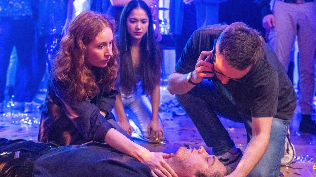 Tamar (Linda Kummer) und Olli (Arne Kertész) leisten bei Konstantin Gruber (Dennis Svensson) erste Hilfe anhand des ABCDE-Schemas (mit Olivia Papoli-Barawati, M.h.).