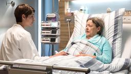 Theresa (Katharina Nesytowa) sorgt sich um ihre Patientin Luise Graf (Friederike Frerichs). Die alte Dame liegt im Sterben, dass weiß sie genau.