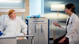 Theresa  (Katharina Nesytowa) überbringt ihrer Patientin Lisa Meininger (Nina Rausch) schlechte Neuigkeiten.