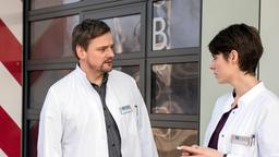 Theresa (Katharina Nesytowa) will Dr. Ahrend anrufen und sich einem anderen Oberarzt zuteilen lassen; doch Marc (Christian Beermann) macht ihr da wenig Hoffnung.