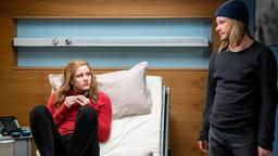 Tim Rieth (Tillmann Eckardt) versucht seiner Ehefrau Lilly (Emma Suthe), nach der niederschmetternden Diagnose, zur Seite zu stehen.