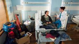 Tom (Tilman Pörzgen) hört sich die privaten Schwierigkeiten von seinem Patienten Jonas (Joshua Seelenbinder) geduldig an.