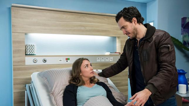 Bild: ARD/Jens Ulrich Koch Torsten Schneider (Tobias van Dieken), der Vater des zu erwartenden Babys, hat wegen einer Erbkrankheit überhaupt erst von Lisas (Jil Funke) Schwangerschaft erfahren ...