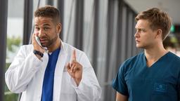 Trotz Schmerzen, behält Dr. Matteo Moreau (Mike Adler) einen kühlen Kopf und weist Mikko (Luan Gummich) auf eine weitere Möglichkeit im Fall Timo hin.