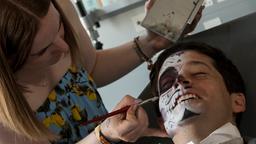 Kurzes "Touch Up": Unsere Maskenbildnerin zeigt vor allem zum Halloween-Special, was sie alles drauf hat.