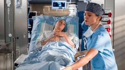 Um Melissa Gaethgens (Victoria Schulz) steht es ernster als gedacht. Rebecca (Milena Straube) tut was sie kann, um ihrer Patientin zu helfen.