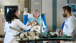 Unter der Anwesenheit von Matteo (Mike Adler) untersucht Emma (Elisa Agbaglah) die Patientin Svenja Hüning (Wookie Mayer).