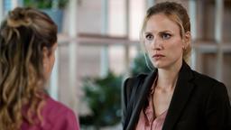 Viktoria (Isabella Krieger) erzählt Sina Meerwald (Isabel Thierauch) die Wahrheit über ihren Mann Jo und seine Diagnose.