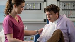 Viktoria Stadler (Isabella Krieger) nimmt Karlo Jäger auf und bringt ihn zum Röntgen.