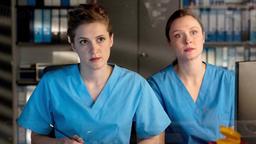 Viktoria Stadler (Isabella Krieger) und Elly Winter (Juliane Fisch) haben ein waches Auge auf ihre Patientin.