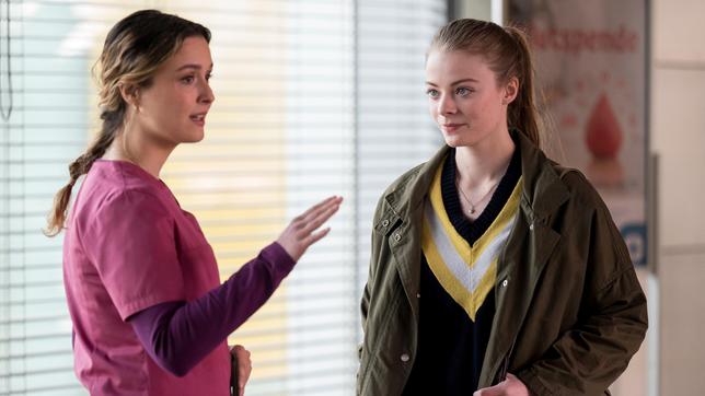 Bild: ARD/Jens-Ulrich Koch Viktoria Stadler (Isabella Krieger) versucht die verunsicherte Patientenangehörige Annabel Rittisch (Charlotte Lorenzen) zu erheitern.