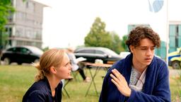 Vincent Roth (Marven Gabriel Suarez-Brinkert) gerät mit Sybille Jansen (Jenny Marie Muck) aneinander.