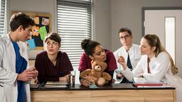 Vivi (Jane Chirwa) ärgert sich über Ihren Patzer im OP. Die jungen Ärzte Ben (Philipp Danne), Theresa (Katharina Nesytowa), Elias (Stefan Ruppe) und Julia (Mirka Pigulla) stehen ihr bei.