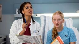 Vivi (Jane Chirwa) liebt Mathe und versucht Tabea (Gina Alice Stiebitz) bei der Prüfungsvorbereitung zu helfen.