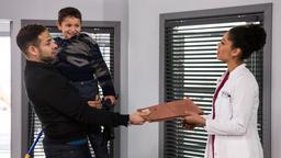Vivi (Jane Chirwa) staunt nicht schlecht - ihr Halbbruder Matteo (Mike Adler) kommt mit einem Jungen aus dem Urlaub. Sami Matoub (Maamar Abbou) scheint sehr an Matteo zu hängen.