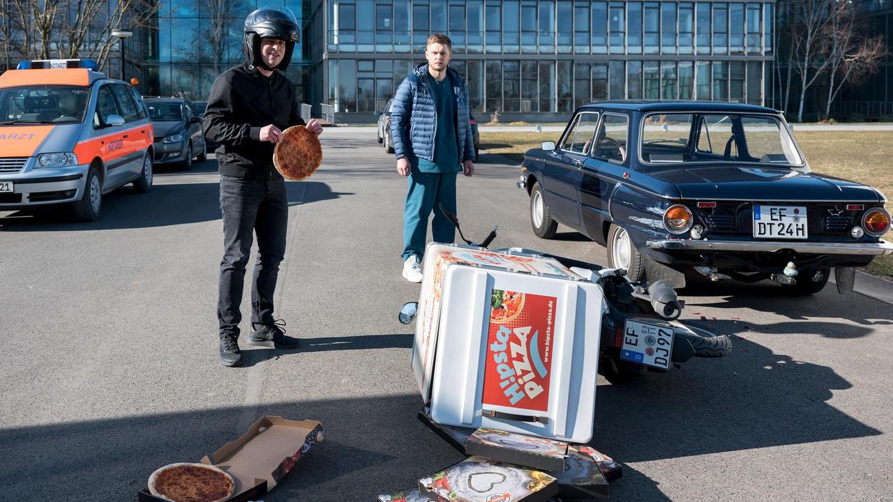 Vor dem Klinik-Haupteingang kommt es zu einem unglücklichen Unfall. Ausgerechnet auf Höhe von Matteos Oldtimer stürzt der Pizzalieferant Benedikt Samsa (Tobias Schäfer) mit seinem Motorroller. Mikko Rantala (Luan Gummich) ist Zeuge.