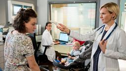 Während Dr. Leyla Sherbaz (Sanam Afrashteh, h.) sich um ihre Tochter Raya kümmer,t untersucht Dr. Kathrin Globisch (Andrea Kathrin Loewig) die Babysitterin Isabelle Hessler (Alina Heipe).