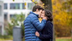 Was finden Rebecca (Milena Straube) und Florian (Lion Wasczyk) in diesem gemeinsamen Kuss?