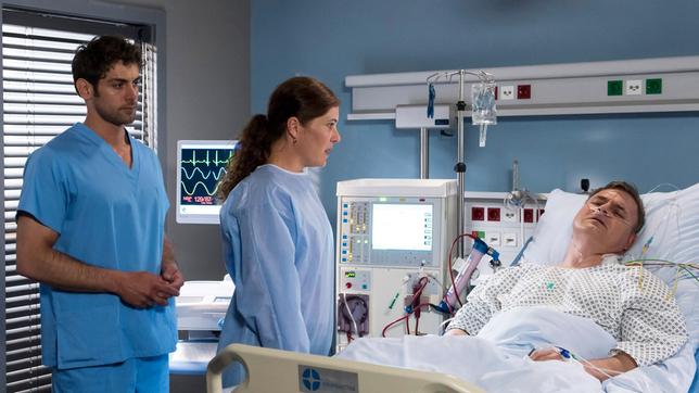 Bild: ARD/Jens Ulrich Koch Die jungen Ärtze: Sebastian (Oliver Breite) mit Kathleen (Yasmina Djaballah) und Dr. Niklas Ahrend (Roy Peter Link) nach der OP.