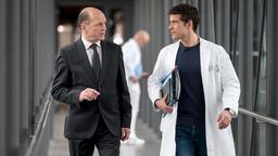 Wolfgang Berger  (Horst Günter Marx) erkundigt sich nach der aktuellen Lage bei Dr. Ahlbeck (Philipp Danne).