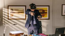 Wolfgang Berger (Horst Günter Marx) testet eine Virtual Reality-Brille und hat ungeahnten Spaß dabei.