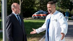 Wolfgang Berger (Horst Günter Marx) versucht  Matteo Moreau (Mike Adler) zu überzeugen.