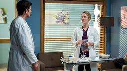 Zwischen Dr. Ben Ahlbeck  (Philipp Danne) und Julia Berger  (Mirka Pigulla) entsteht ein Konkurrenzkampf, als Dr. Kai Hoffmann einem der beiden eine besondere Operation in Aussicht stellt.