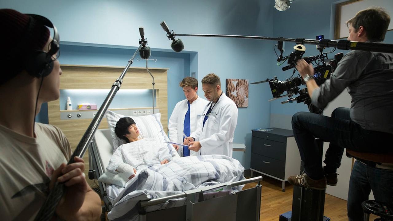 Die jungen Ärzte Bildergalerie Backstage Dreharbeiten: Mike Adler und Philipp Danne zusammen mit Yung Ngo 