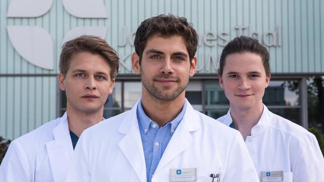 Bild: ARD/Jens-Ulrich Koch Dr. Niklas Ahrend (Roy Peter Link, M.), Thomas "Tom" Zondek (Tilman Pörzgen, r.) und Mikko Rantala (Luan Gummich, l.)