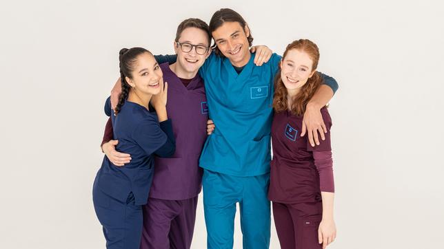 Bild: ARD/Markus Nass Arne Kertész (Rolle Oliver „Olli“ Probst, 2.v.l.), Linda Kummer (Rolle Tamar Hummel, r.), Jakob D´Aprile (Rolle Ivo Maric, 2.v.r.) und Olivia Papoli-Barawati (Rolle Sofia Galura, l.) verkörpern die vierte Generation der „jungen Ärzte“.