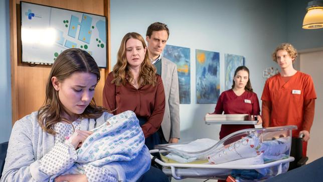 Bild: ARD/Felix Abraham Conny Steiner hat ein gesundes Baby geboren. Es fällt ihr nun schwer, es den Adoptiveltern zu übergeben. V.l.n.r.