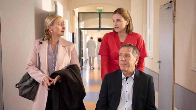 Bild: ARD/Felix Abraham Louisa (Llewellyn Reichman, hinten) sorgt sich um ihre Eltern Karl Neukamm (Jens Schäfer) und Susanne Neukamm.