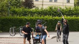 Und ab die Post, zur Kamerafahrt, um Schauspielerin Friederike Linke auf dem Fahrrad zu filmen.