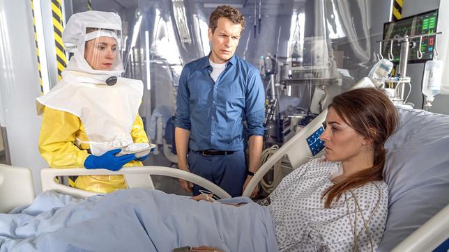 Bild: ARD/Markus Nass Schock: Christine hat sich mit Ebola infiziert. Alexandra Lundqvist (Friederike Linke) verkündet dem Ehepaar Schöller Tom (Sebastian Kaufmann) und Christine (Leonie Parusel) die beunruhigende Diagnose.