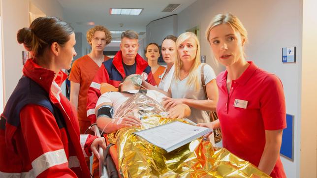 Bild: ARD/Andreas Wünschirs Der bewusstlose Carsten Bensch (David Miesmer) wird ins Volkmann-Klinikum eingeliefert.