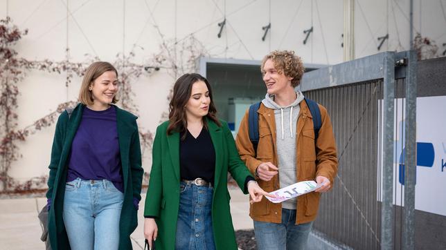 Die drei Freunde Louisa (Llewellyn Reichman), Jasmin (Leslie-Vanessa Lill) und Fiete (Adrian R. Gössel) freuen sich auf ihren Feierabend.