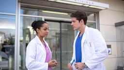 Dr. Emma Jahn (Elisa Agbagla) und Ben Ahlbeck (Philipp Danne) beraten sich über eine Patientin.