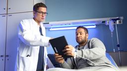 Dr. Moreau (Mike Adler) mischt sich weiterhin in die Vorbereitungen der Herz OP von Elias (Stefan Ruppe) ein.
